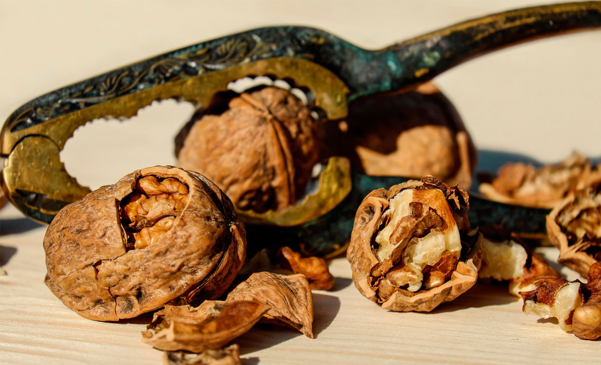 kreeka pähkli koorimine