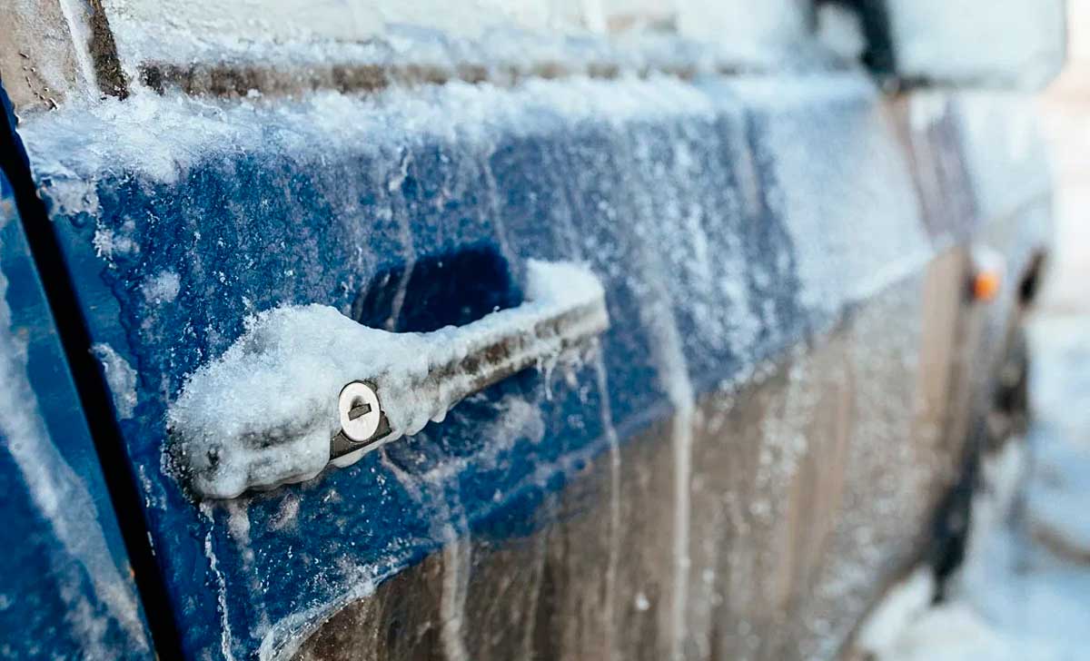 auto uks kinni külmunud