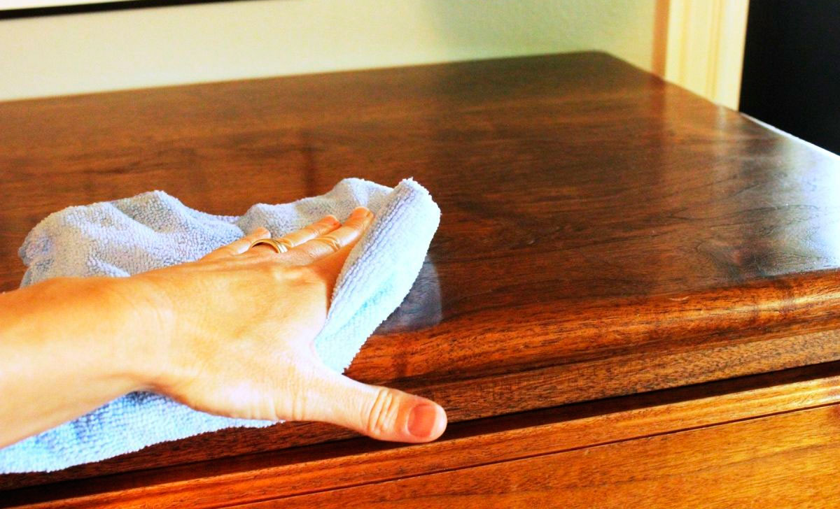 lakitud puitu puhastamine